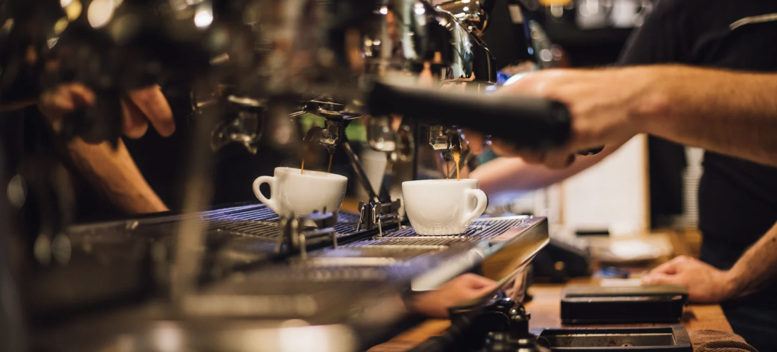 Barista an der Kaffeemaschine im Espressitto