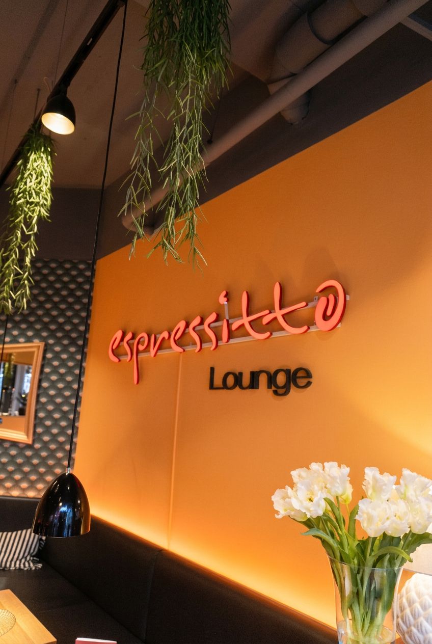 Espressitto Lounge im warmen Licht