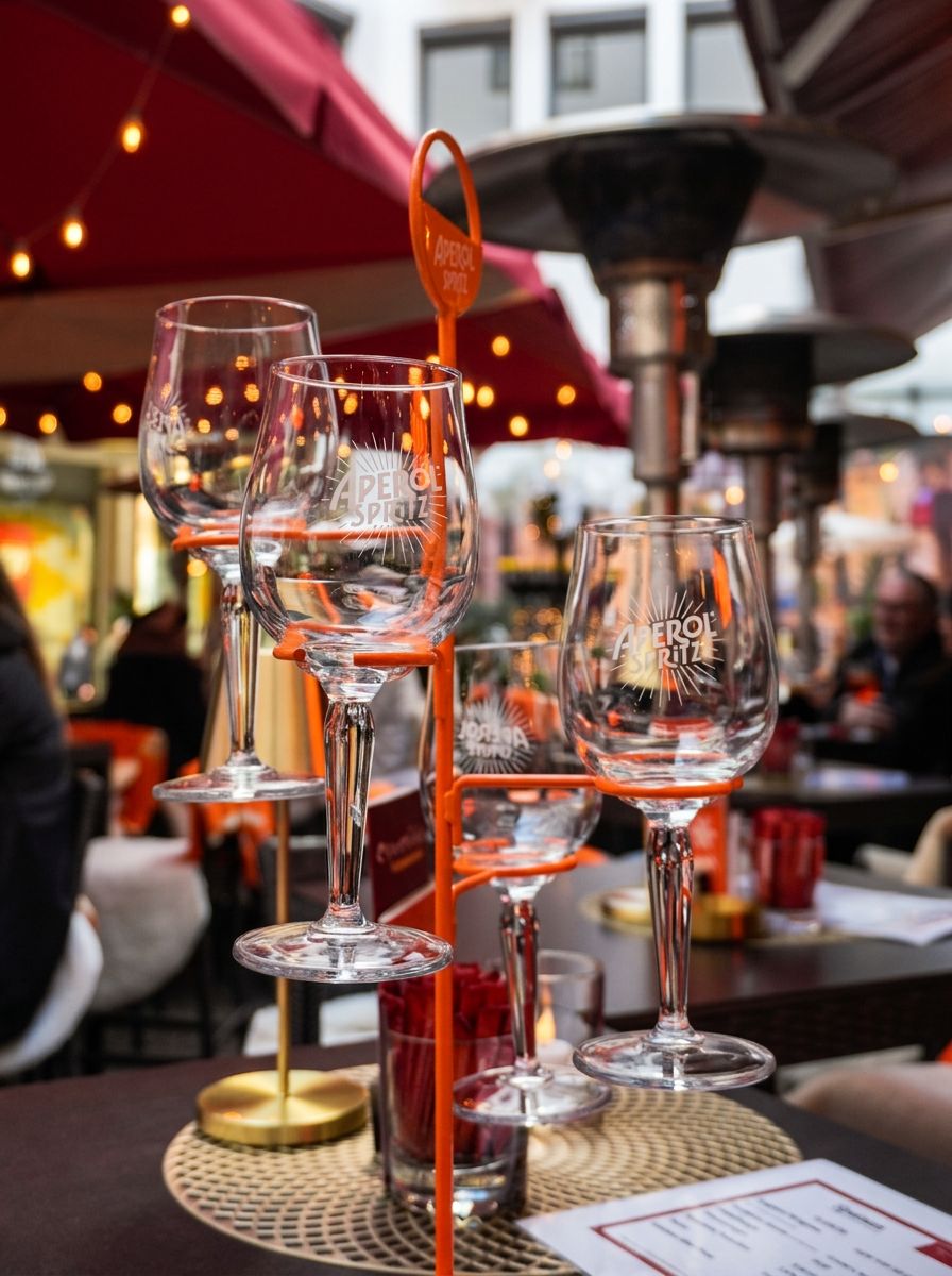 Aperol Spritz Gläser auf der Terrasse