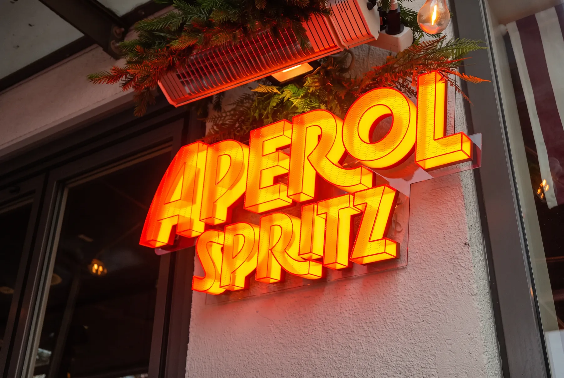 Leuchtendes Aperol Spritz Schild im Espressitto