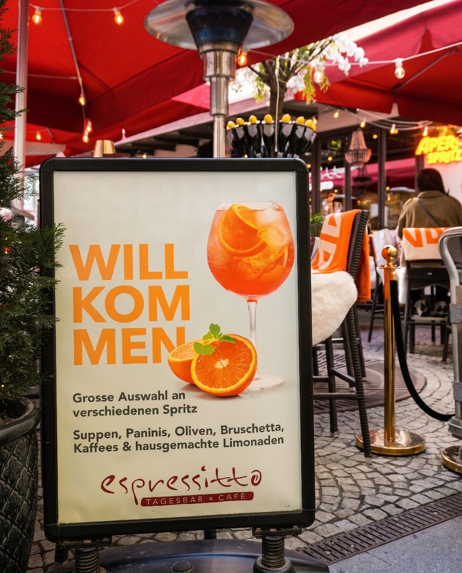 Willkommensschild vor der Terrasse des Espressitto
