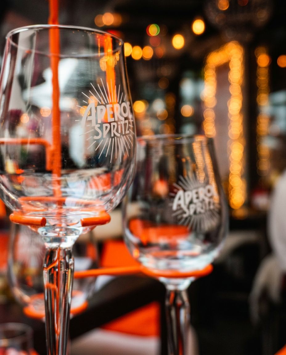 Aperol Spritz Gläser bei einer Feier im Espressitto